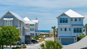 A coastal residential area with modern houses featuring large windows and a view of the ocean. - ☀️GulfViews~Additional Carriage House~100yds2Beach~PRIMELocation~Grayton Escape (Santa Rosa Beach)