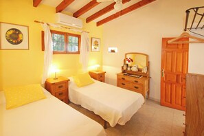 3 dormitorios, caja fuerte, escritorio y tabla de planchar con plancha