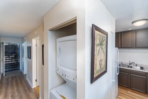 Interior - Walk to the Beach | Downtown Kona Condo with Pool Access (Kailua-Kona)