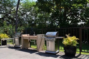 Property grounds - Walk to the Beach | Downtown Kona Condo with Pool Access (Kailua-Kona)