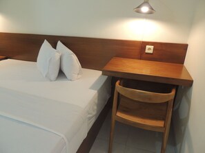 Deluxe Double Room | Free WiFi, bed sheets - Wisma Tamu UKSW (Salatiga)