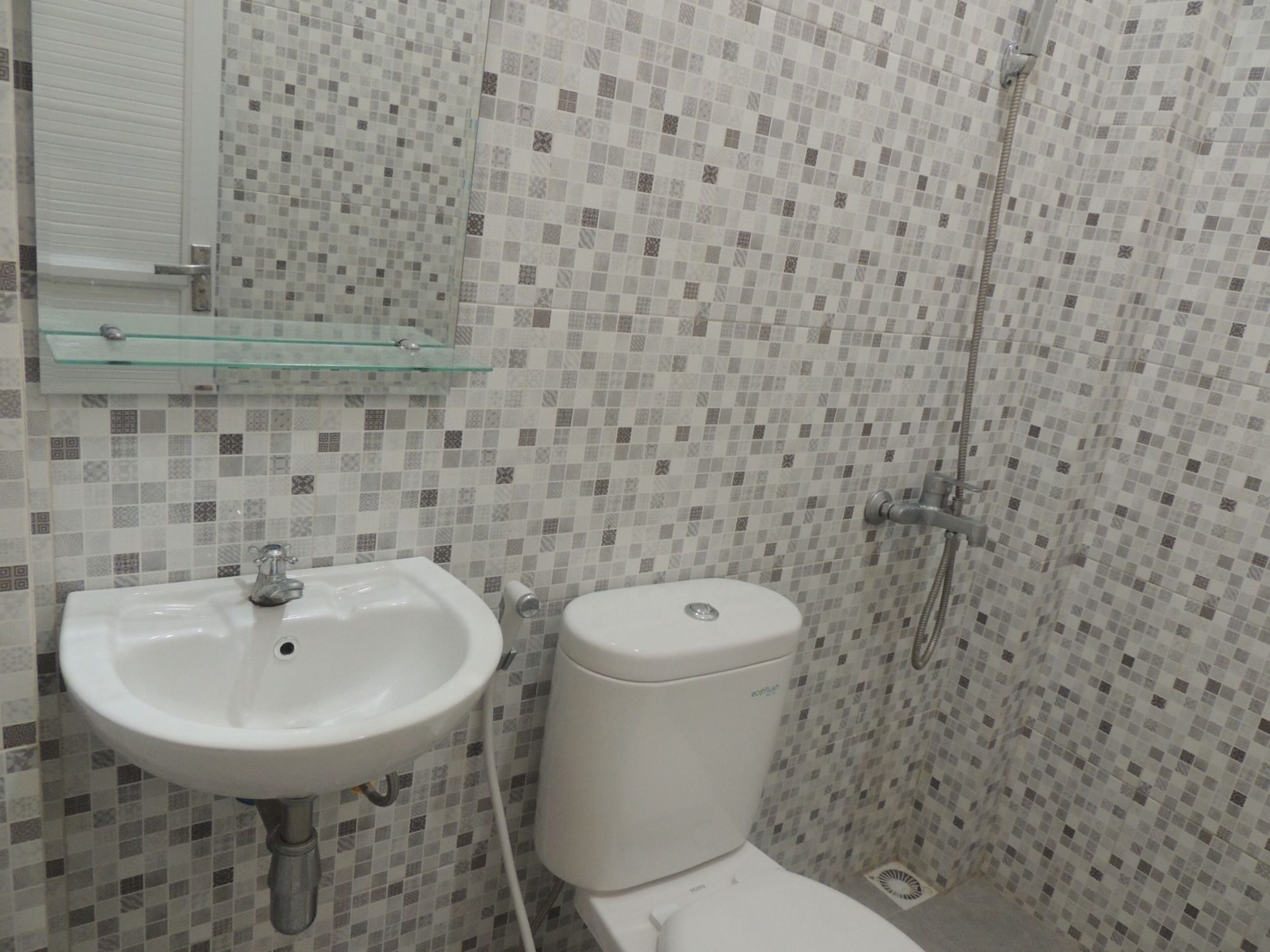 Deluxe Double Room | Bathroom | Shower, towels