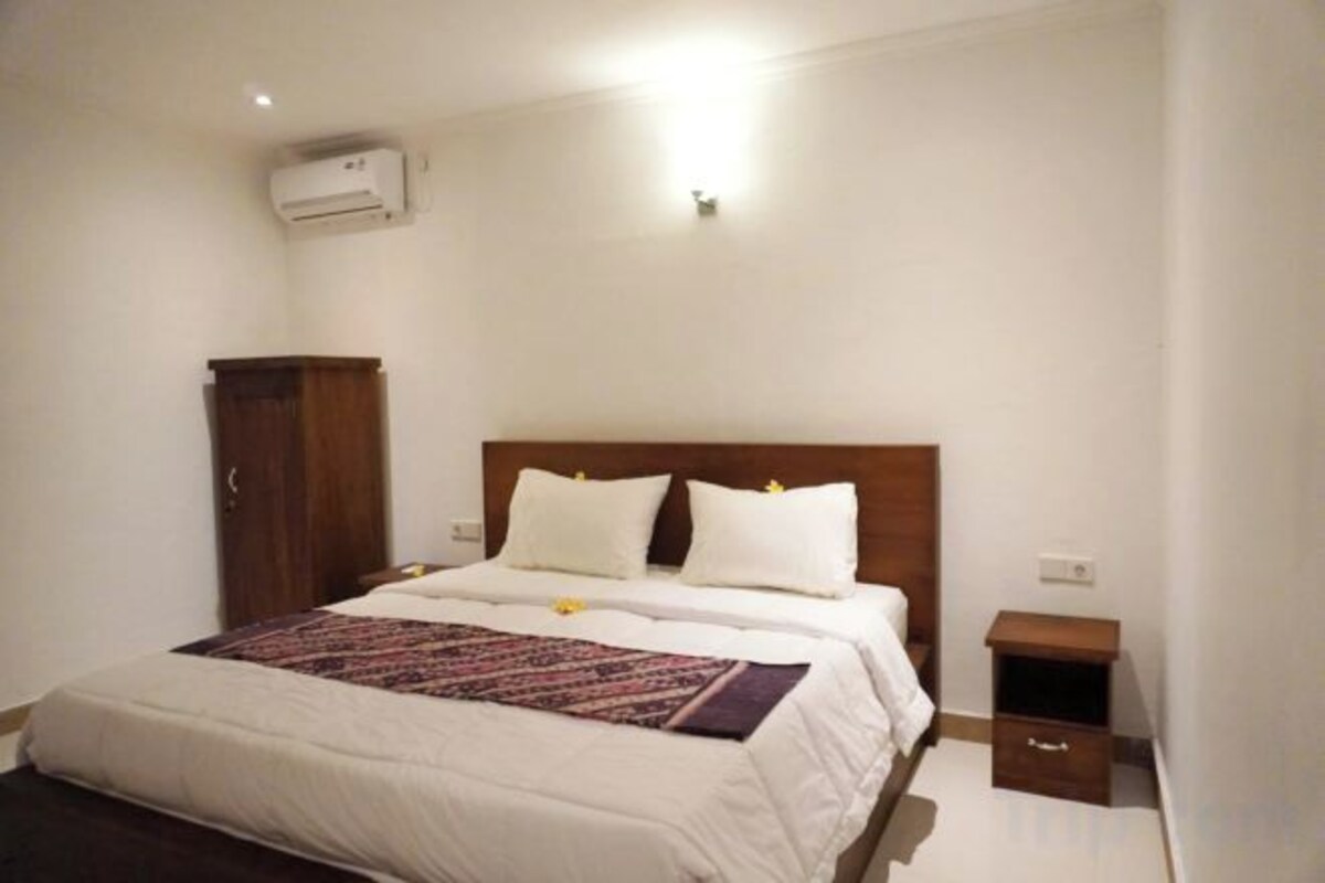 Desk, WiFi (free), bed sheets