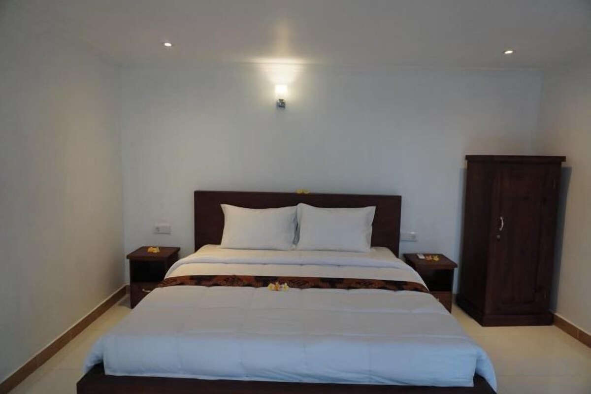 Desk, WiFi (free), bed sheets