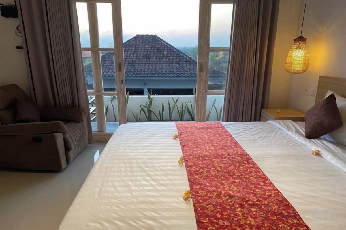 Desk, WiFi (free), bed sheets