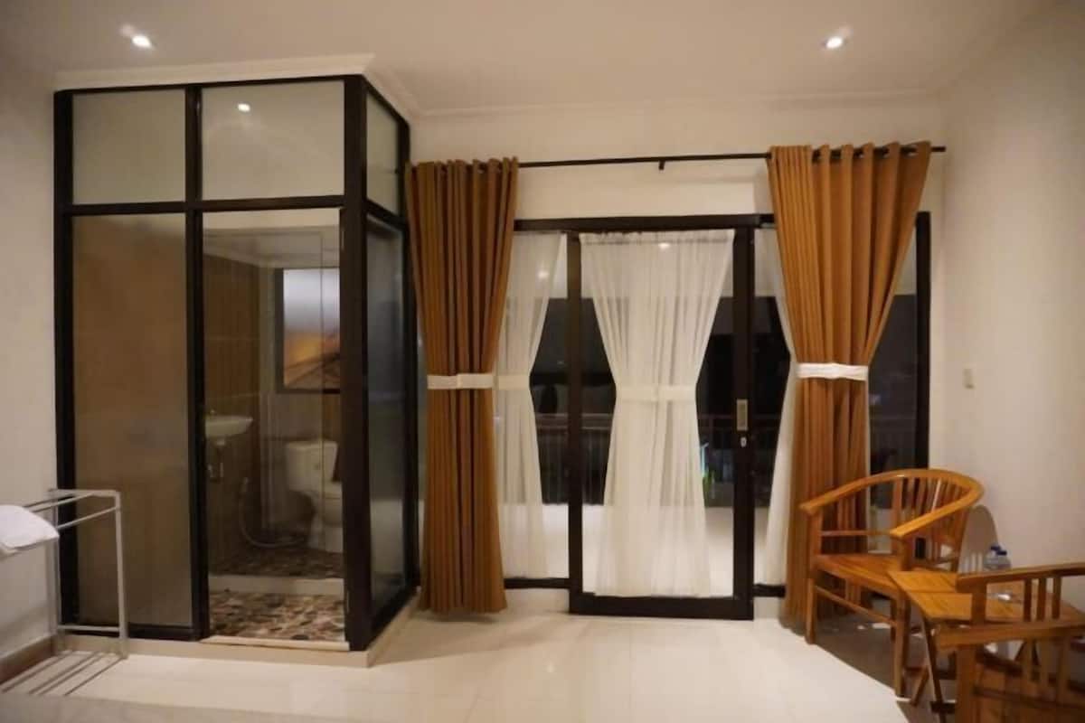 Desk, free WiFi, bed sheets