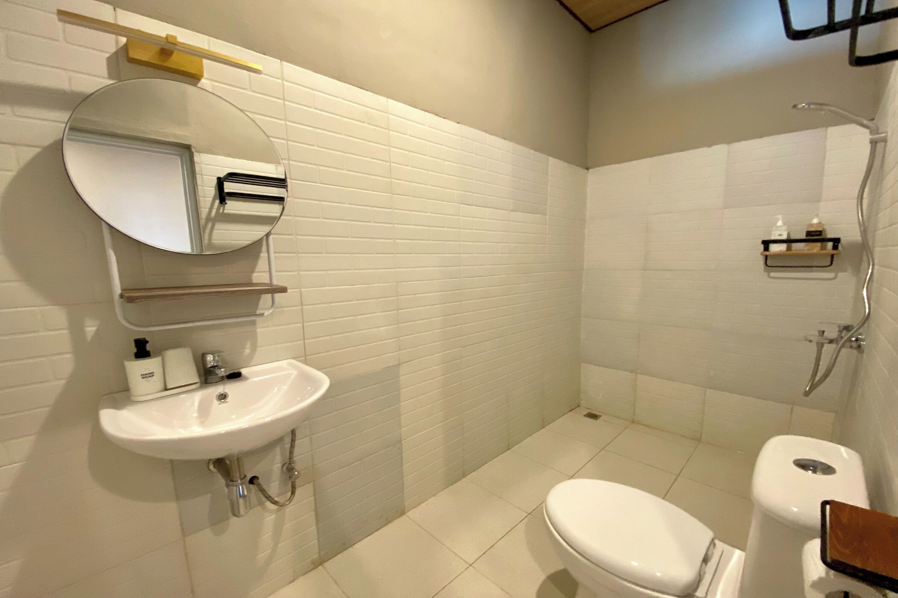 Ein Badezimmer mit Waschbecken, Spiegel und Toilette.