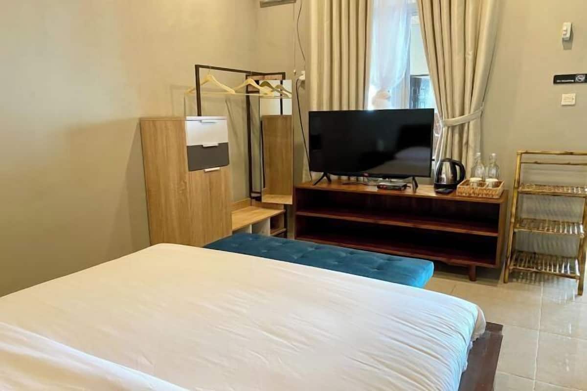 Desk, free WiFi, bed sheets