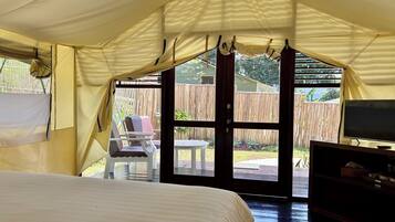 Couple Glamping Garden View | Desk, free WiFi, bed sheets