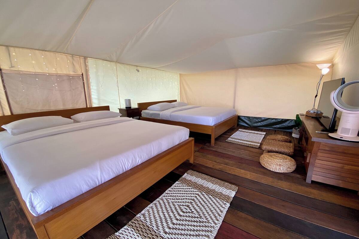 Escritorio, wifi gratis y ropa de cama