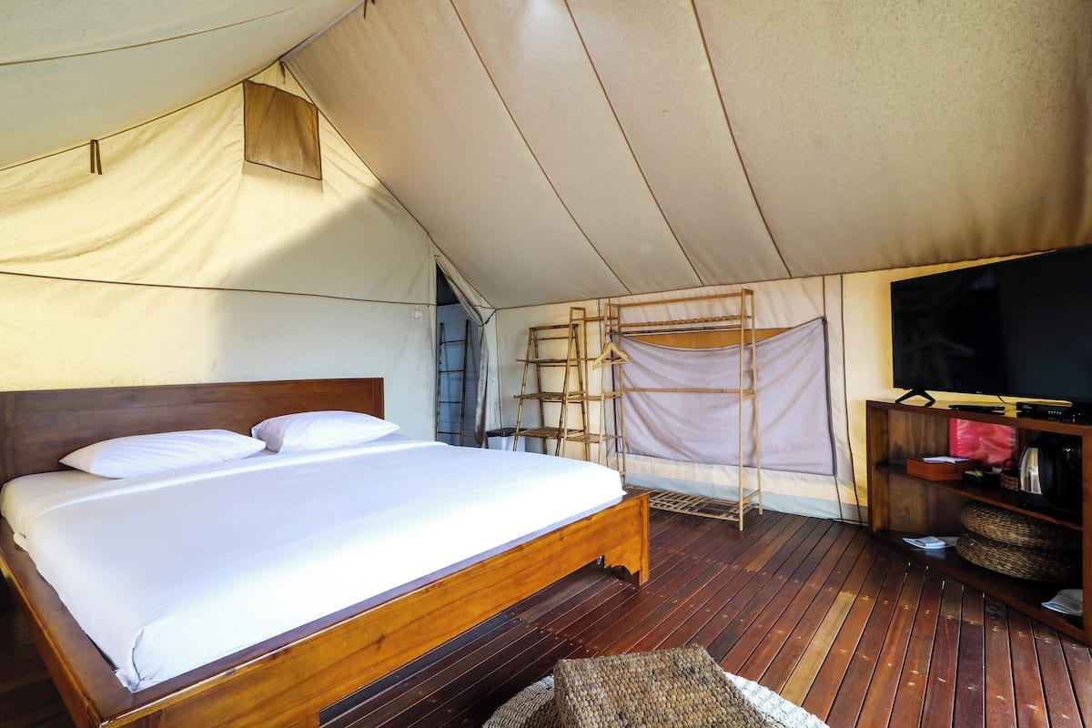 Tienda (Couple Glamping) | Escritorio, wifi gratis, ropa de cama