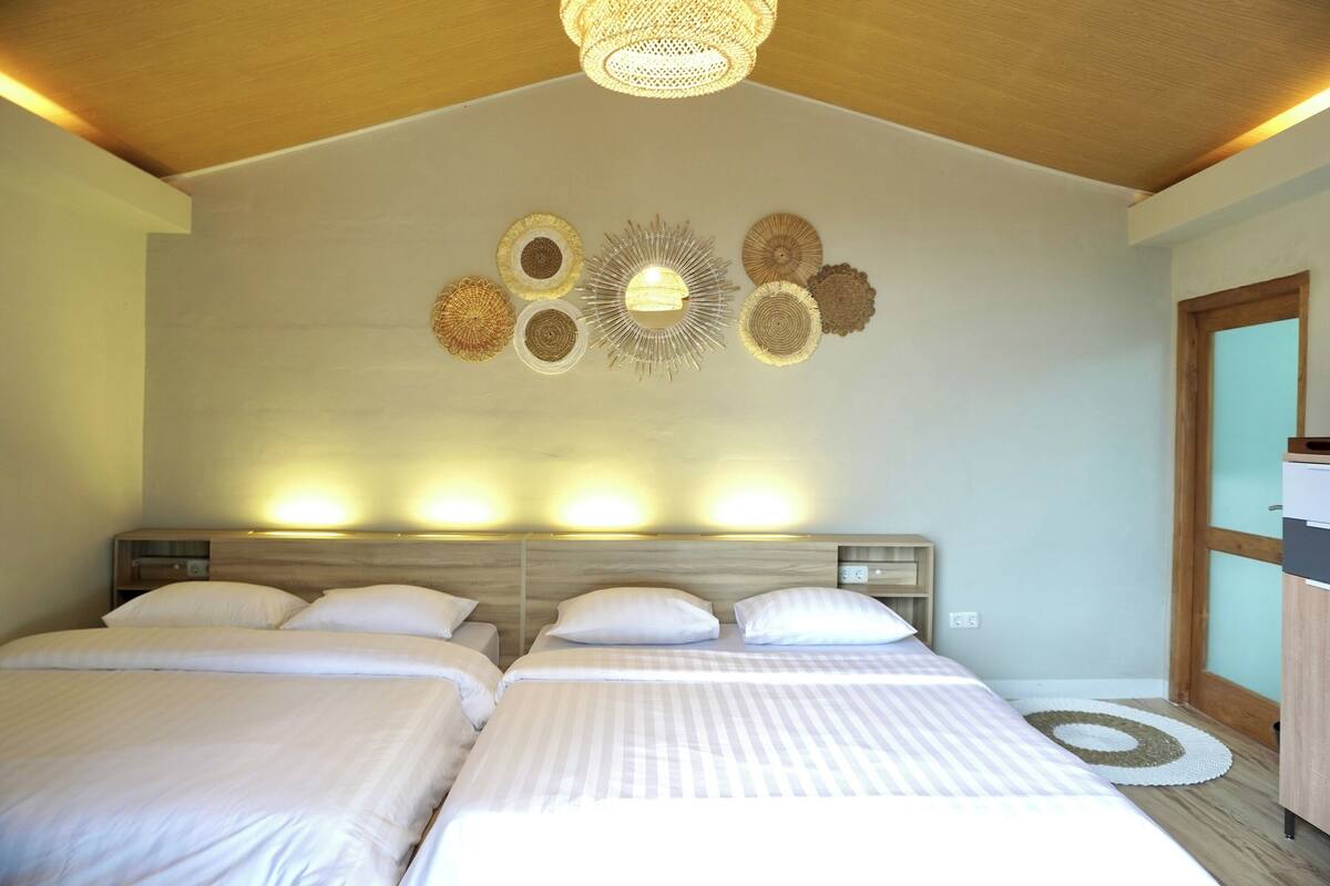 Escritorio, wifi gratis y ropa de cama