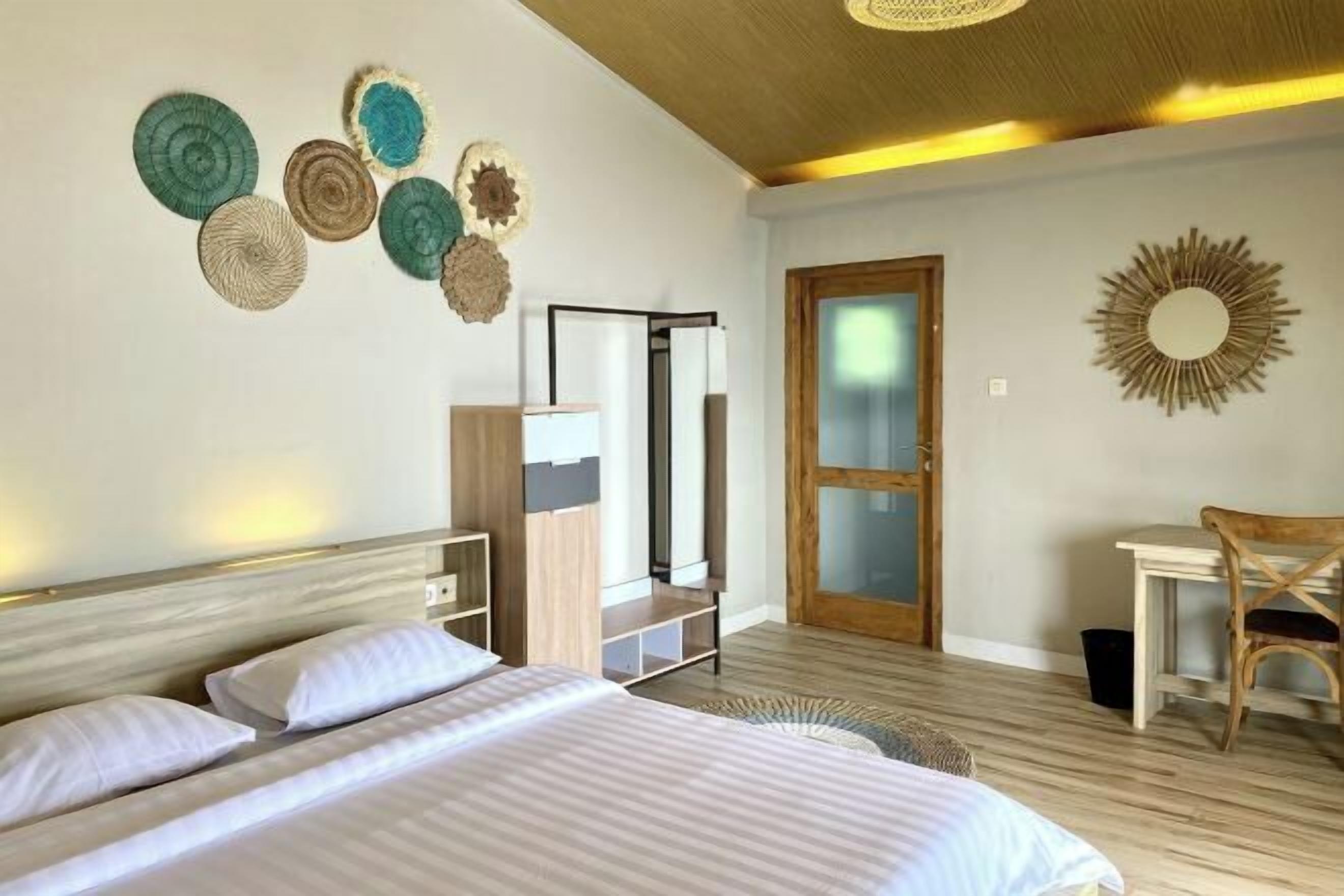 Desk, free WiFi, bed sheets