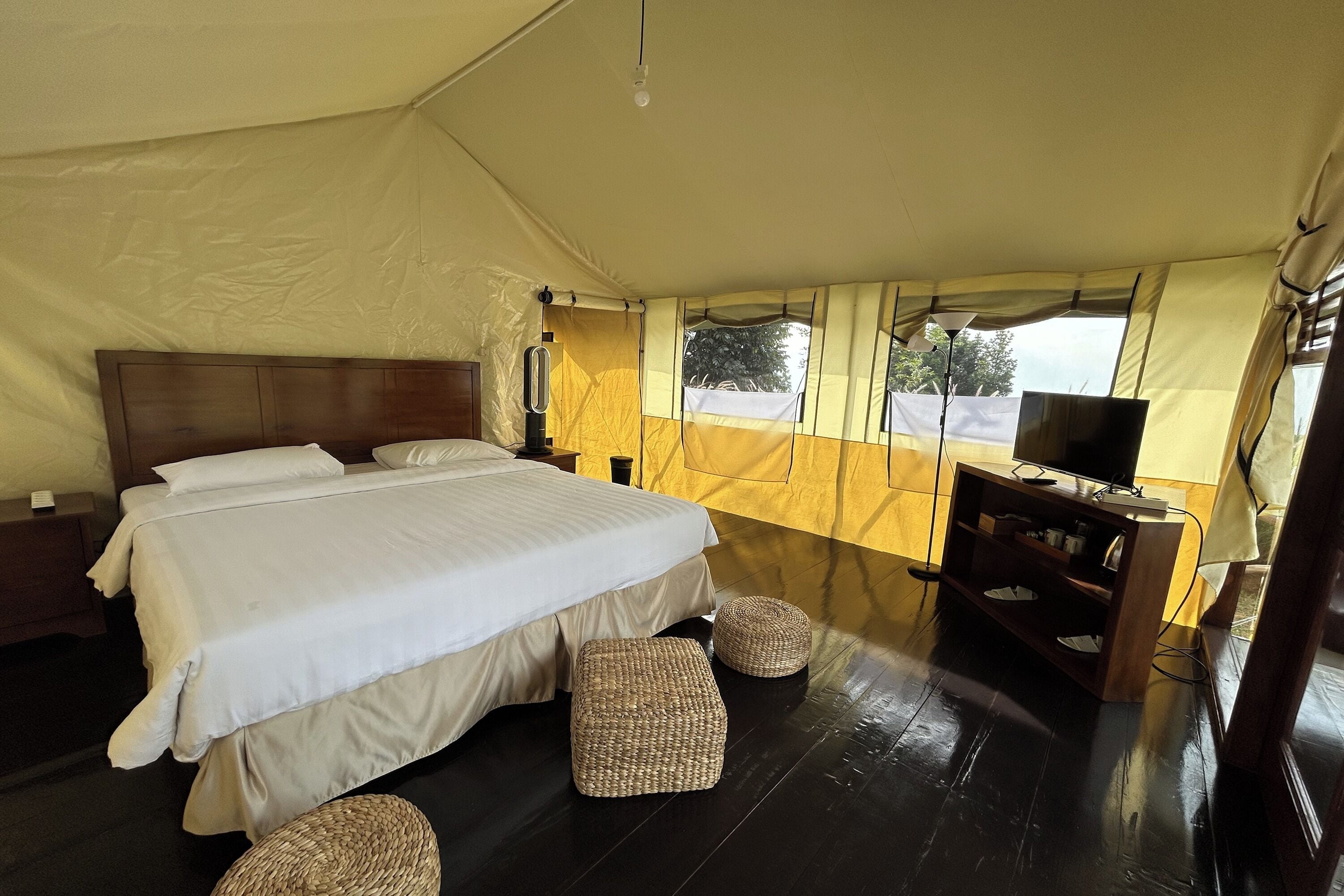 Couple Glamping Garden View | Desk, free WiFi, bed sheets