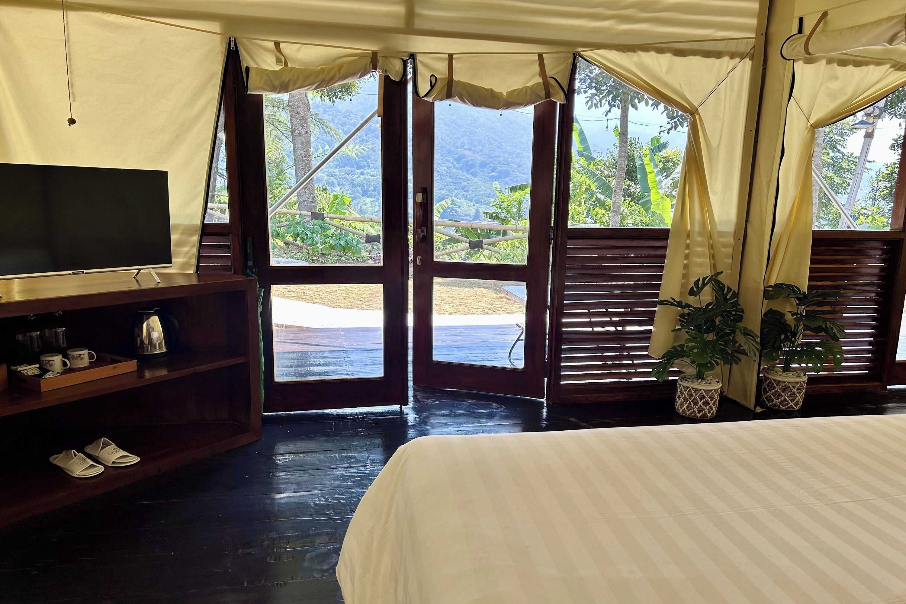 Family Glamping Pangrango | Free WiFi, bed sheets