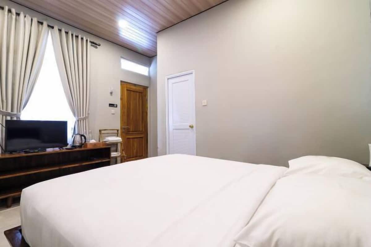 Escritorio, wifi gratis, ropa de cama