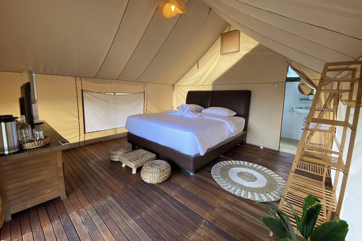 Escritorio, wifi gratis y ropa de cama