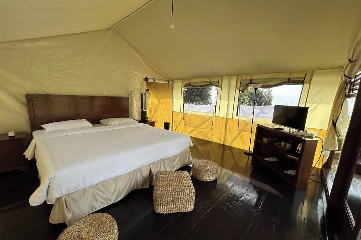 Couple Glamping Garden View | Escritorio, wifi gratis, ropa de cama