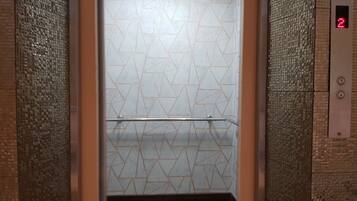 Shower, hydromassage showerhead, free toiletries, towels