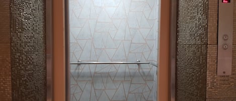 Shower, hydromassage showerhead, free toiletries, towels