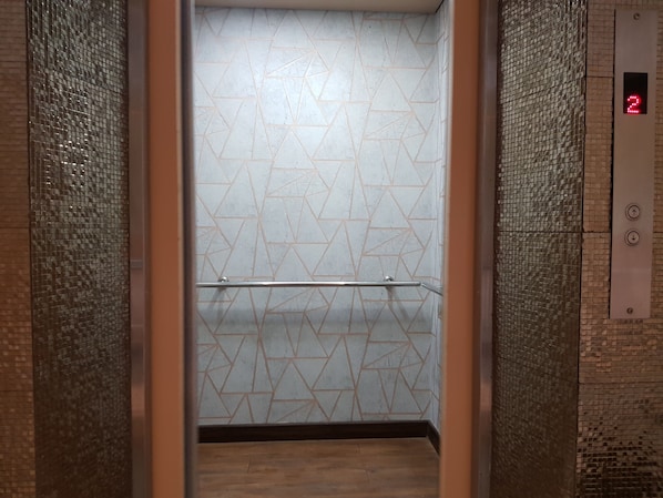 Shower, hydromassage showerhead, free toiletries, towels - Boonthavon Maejo Hotel (San Sai)