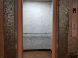 Shower, hydromassage showerhead, free toiletries, towels