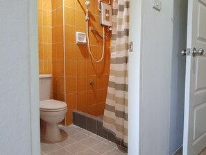 Shower, hydromassage showerhead, free toiletries, towels - Boonthavon Maejo Hotel (San Sai)