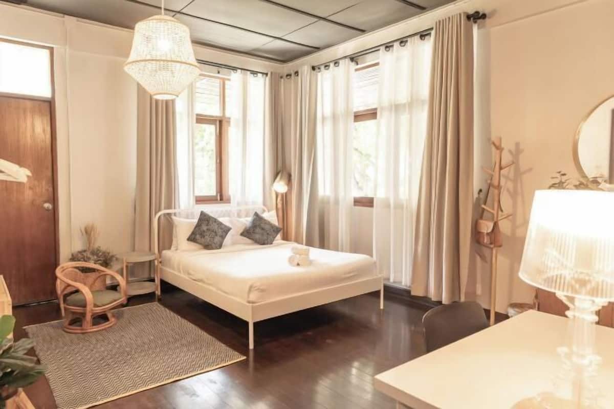 Desk, free WiFi, bed sheets