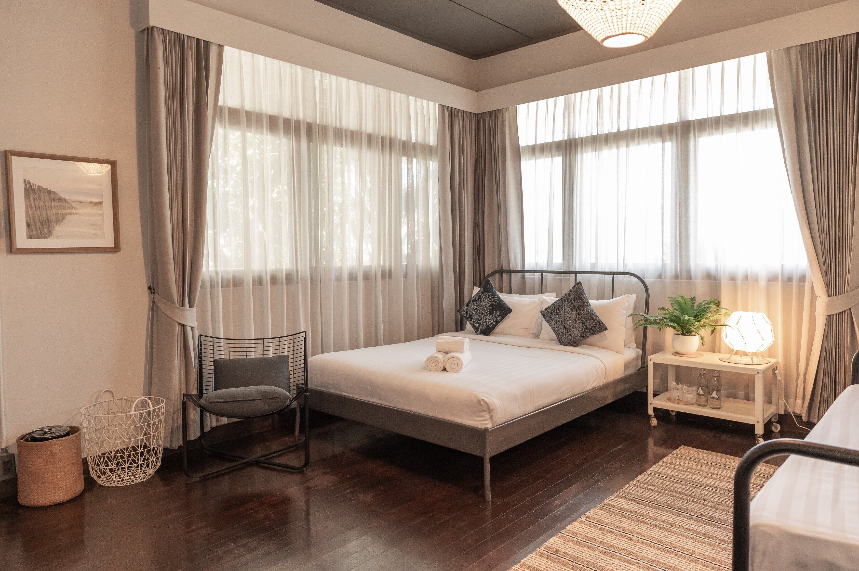 Habitación triple, vistas al jardín | Escritorio, wifi gratis, ropa de cama