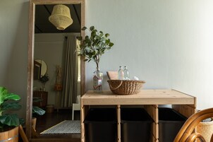 Escritorio, wifi gratis y ropa de cama 