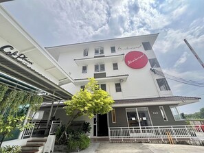 Front of property - Ruan Plaisoi Apartment (Bangkok)