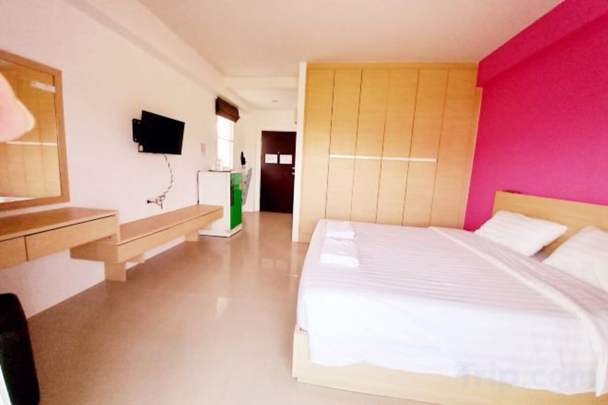 WiFi (free), bed sheets