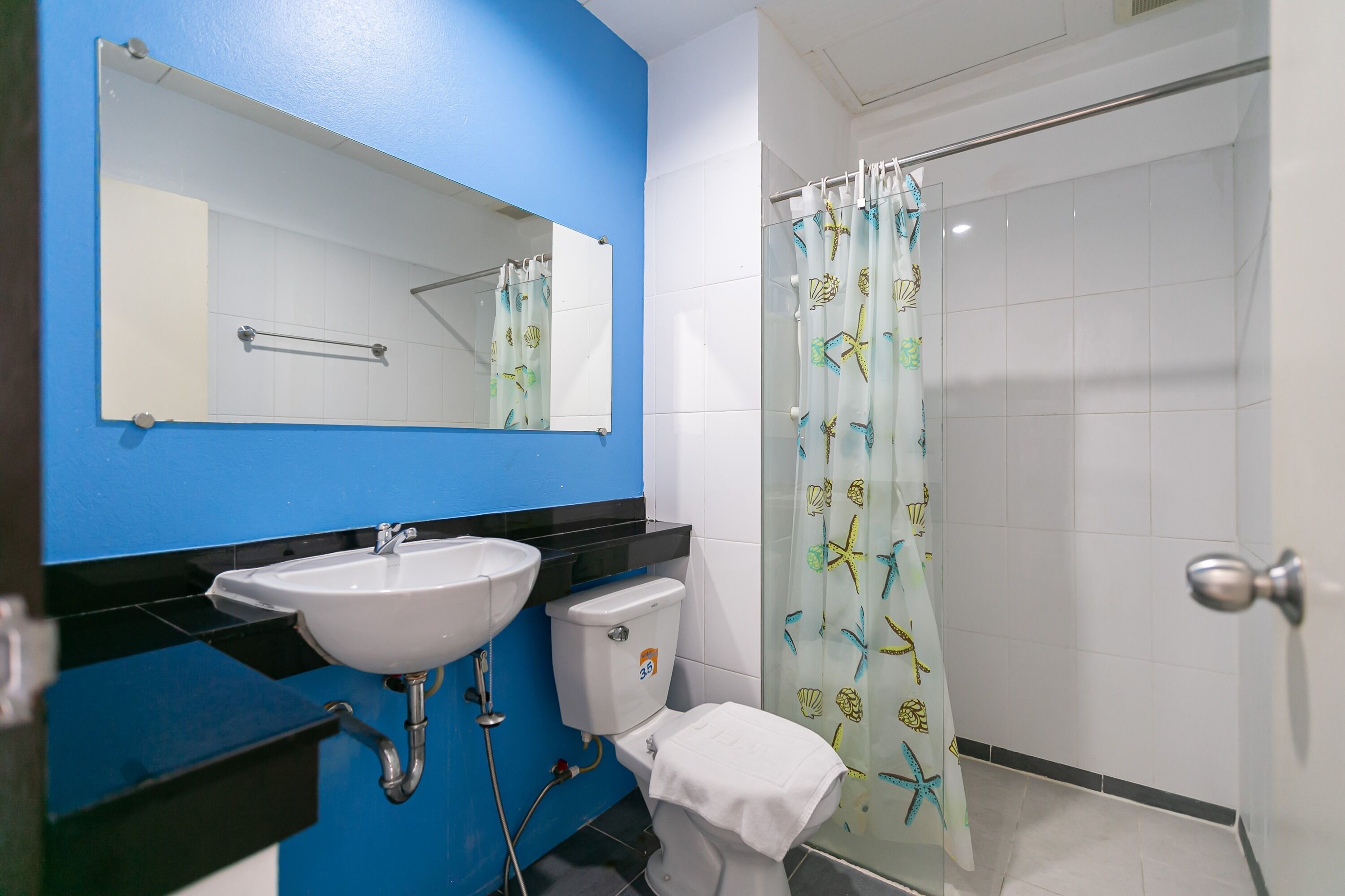 Standardzimmer | Badezimmer | Dusche, Regendusche, umweltfreundliche Kosmetikartikel