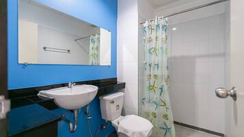 Standard Room | Bathroom | Shower, rainfall showerhead, eco-friendly toiletries
