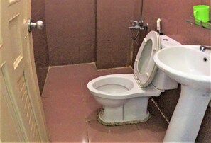 Dusche, kostenlose Toilettenartikel, Haartrockner, Hausschuhe