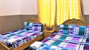 Quadruple Room | Desk, free WiFi, bed sheets