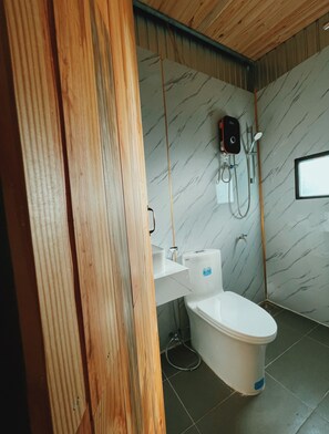 Shower, rainfall showerhead, towels - Tropical Garden Homestay (Da Lat)