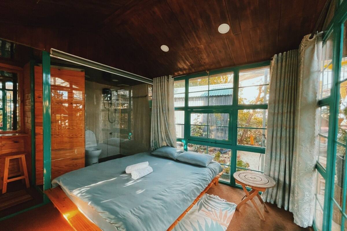 Desk, WiFi (free), bed sheets