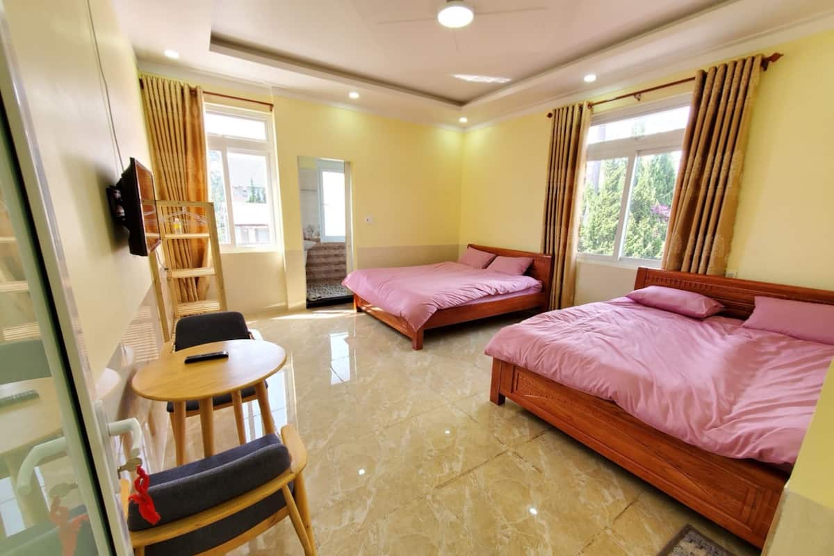 Habitación cuádruple superior | Escritorio, wifi gratis y ropa de cama