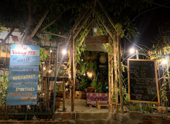 숙박 시설 정면 - 저녁/밤