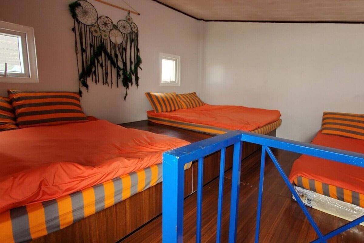 Desk, WiFi (free), bed sheets