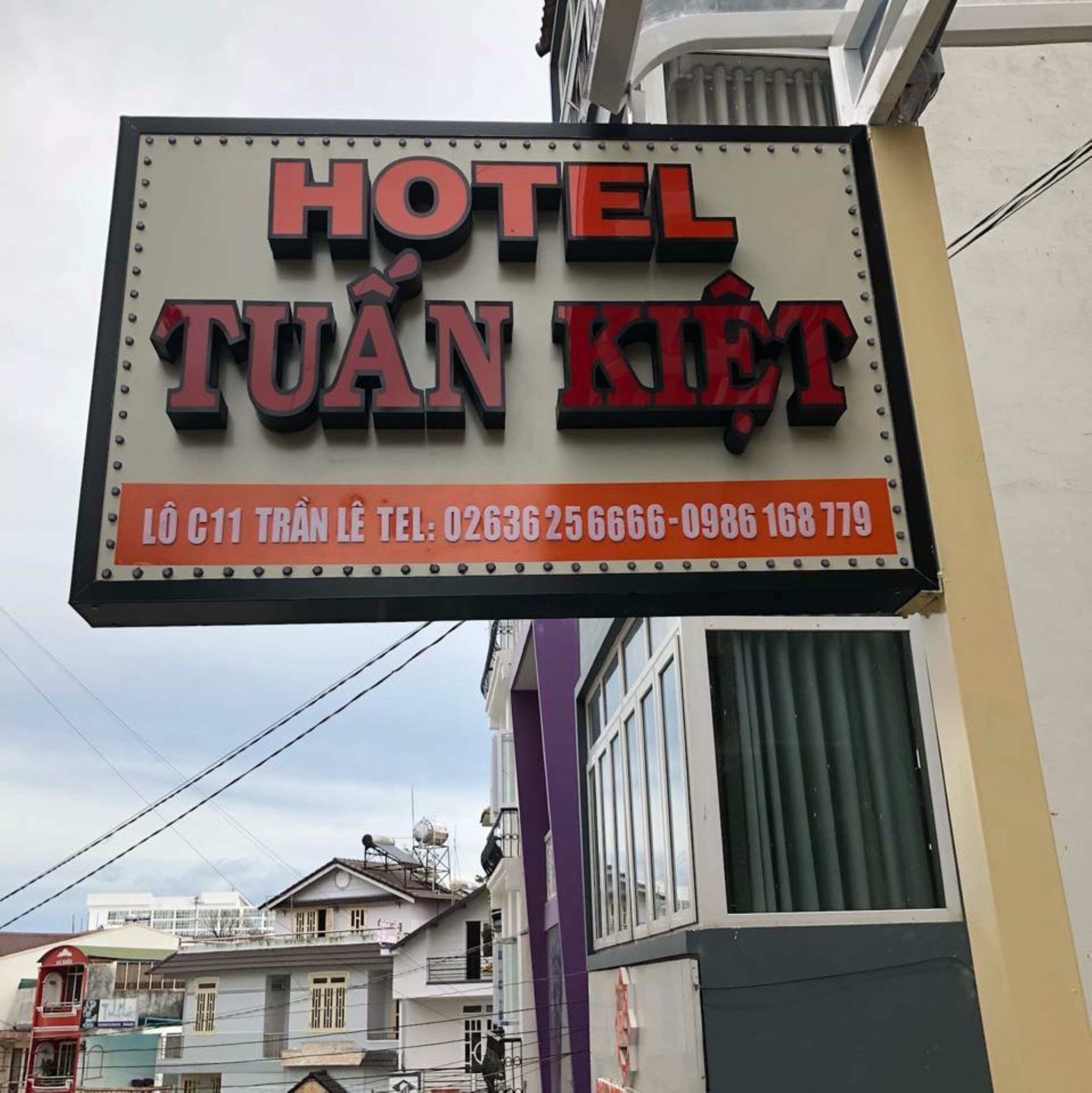 Segnaletica per HOTEL TUAN KIET con informazioni di contatto.