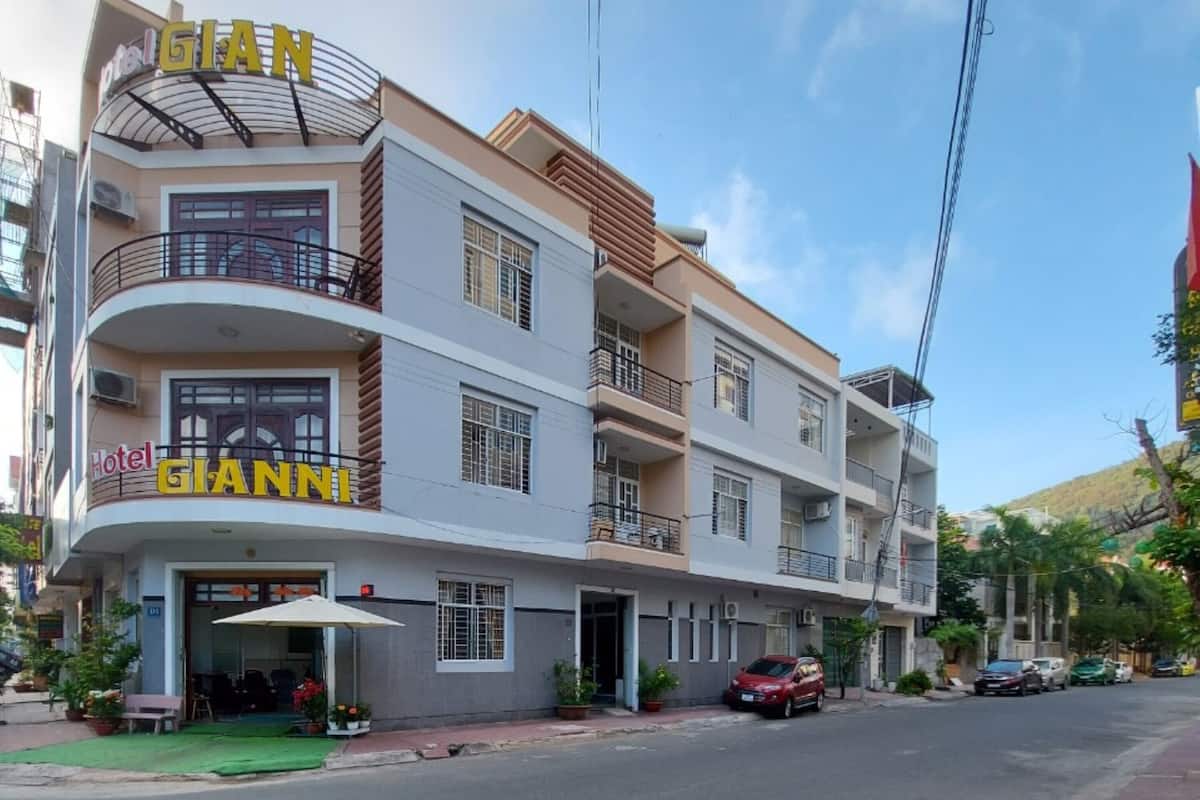 Ein Hotel namens 'Hotel GIANNI' mit modernem Design, inklusive Balkone und einer flachen Dachterrasse.