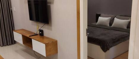 Superior tweepersoonskamer | Een kluis op de kamer, een bureau, een strijkplank/strijkijzer