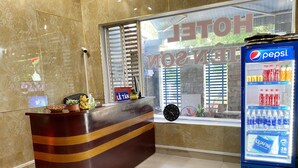A reception desk with a clock and a Pepsi refrigerator. - Thien Son Hotel (Ho Chi Minh City)