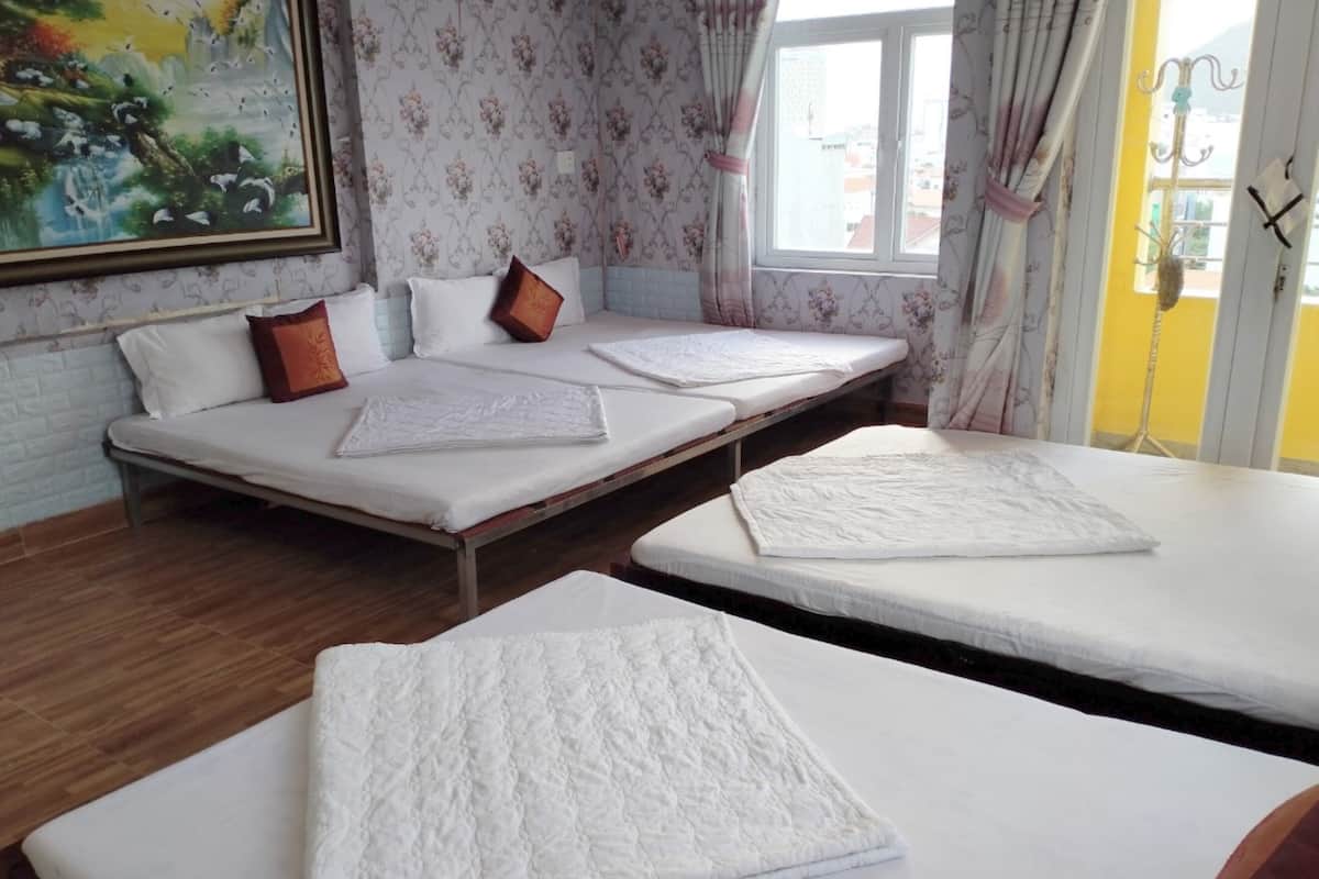 Family Room | Desk, free WiFi, bed sheets