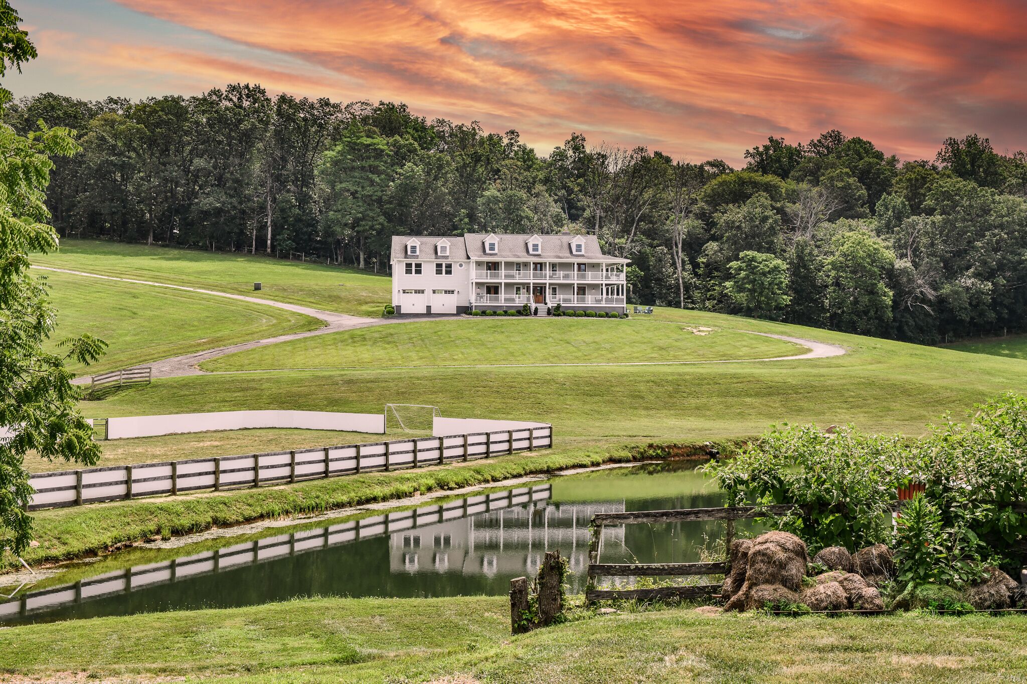 Trinity Farm Manor: Private Lake Retreat and Soccer Arena