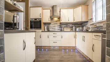 House (4 Bedrooms) | Private kitchen | Full-size fridge, microwave, oven, stovetop