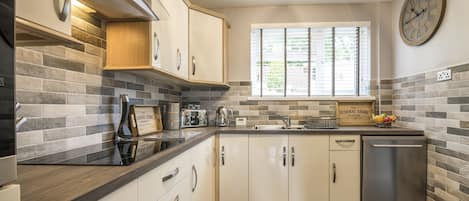 Rumah (4 Bedrooms) | Dapur pribadi | Lemari es besar, microwave, oven, dan kompor