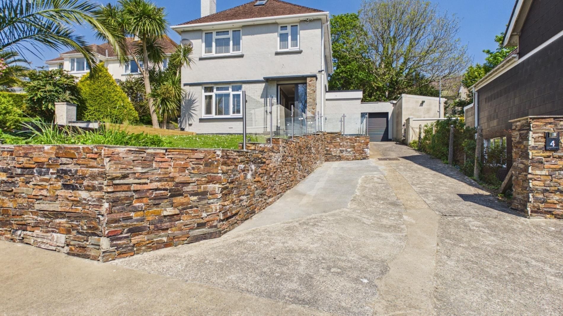 House (4 Bedrooms) | Front of property